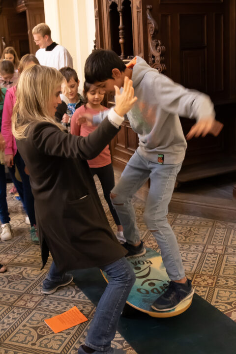 An verschiedenen Stationen probieren wir selbst