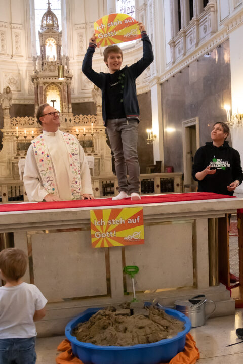 Wer mag, darf ausprobieren, WIE fest uns sicher wir auf Gott vertrauen dürfen. Dazu singen wir: Ich stehe fest auf dem Fels, auf Gottes Wort!