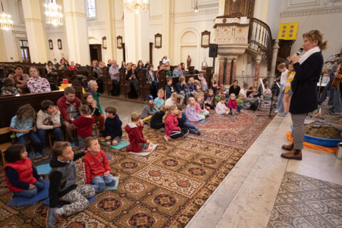 Gibt es vielleicht hier in der Kirche etwas, das wie so ein Fels ist?