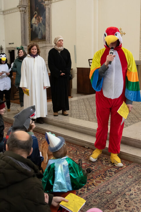 Da kommt ein schräger Vogel daher: "Ich bin bunt, ich bin laut, ich bin anders! Ich bin jetzt auch ein Vorbild und ein Bote Gottes!"