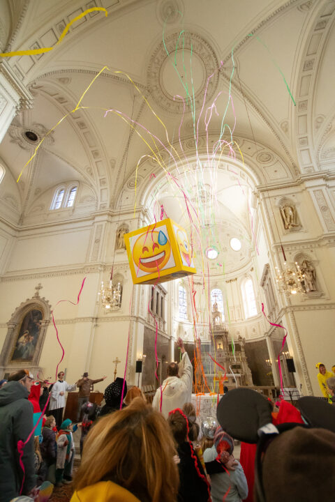 Zum Segen regnen bunte Papierschlangen auf uns herab! Wie ein Feuerwerk!