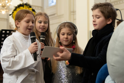 Also begrüßen Jan, Adam, Hannah, Annika und Nina alle und wir starten mit dem Kreuzzeichen.