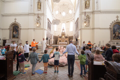 An dieser Stelle singen wir heute das Vater Unser. Gott will uns Geborgenheit schenken, so wie liebevolle Eltern.