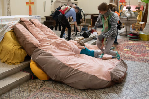 Natürlich dürfen alle die Geborgenheit der großen Hand ausprobieren!