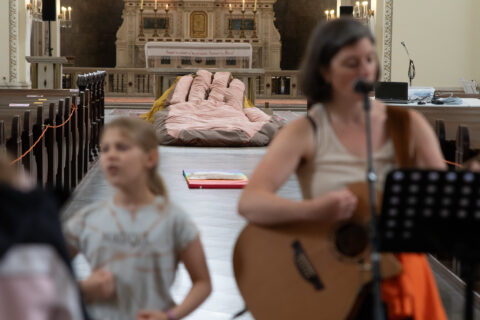 Und da im Hintergrund, was liegt denn da so einladend vor dem Altar? Ist das ... eine riesige Hand?!