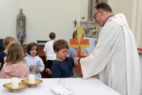 ... und alles, was wir sonst zum Feiern brauchen, zum Altar.