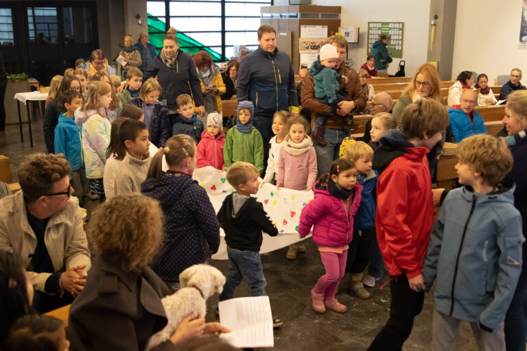 bringen wir uns mit den Gaben zum Altar,