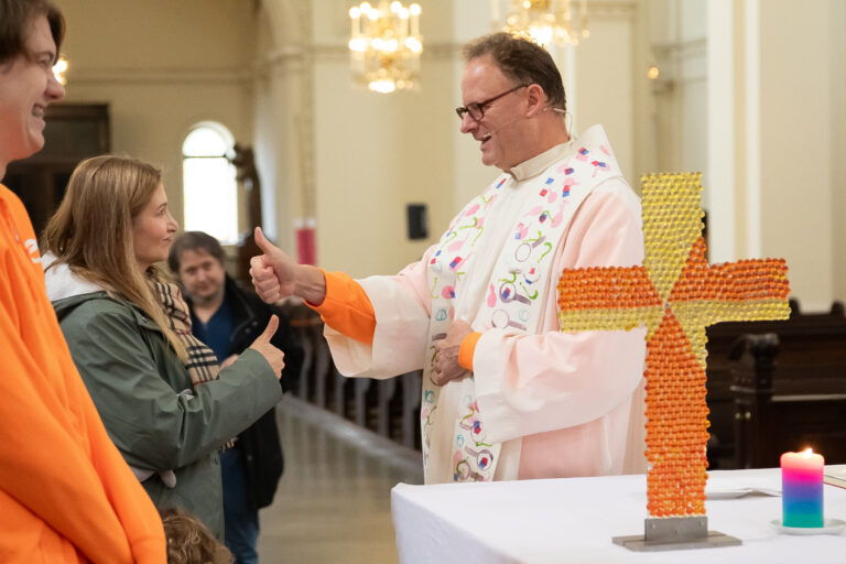 Frieden fängt im Kleinen an: zum Beispiel, wenn ich mich über die Stärken der anderen freue und sie nicht beneide. WIr sagen zueinander: Gut gemacht! Du bist spitze!