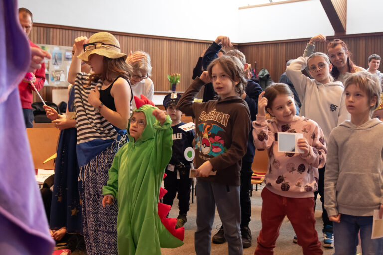 Denn es ist doch so: "Große Leute, kleine Leute können heilig sein! Du und ich, ich und du, können heilig sein!"