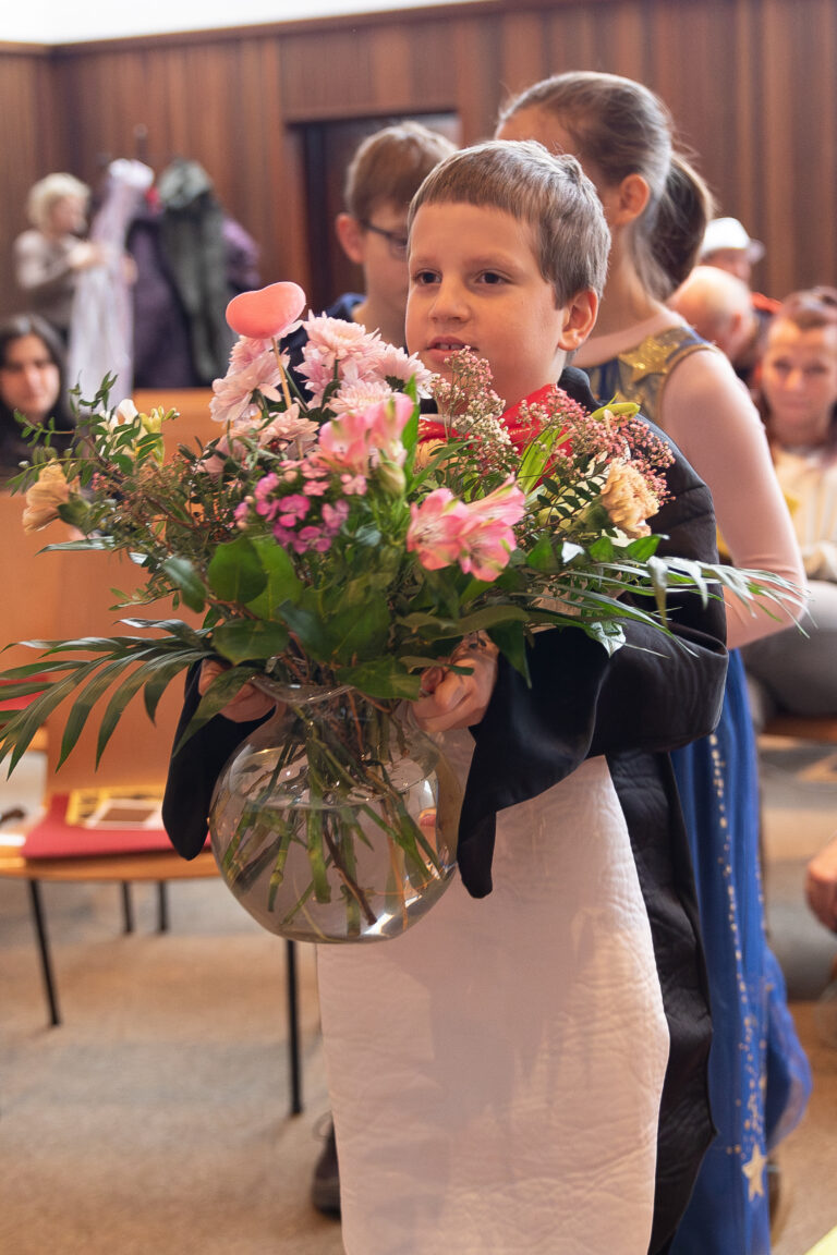 und den Altarschmuck nach vorne.