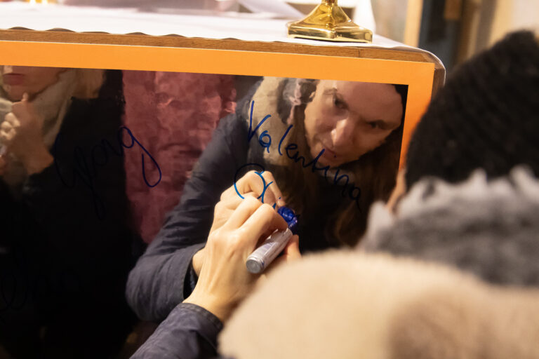 Die Eltern schreiben auf den großen Spiegel vorne am Altar die Namen ihrer Kinder.