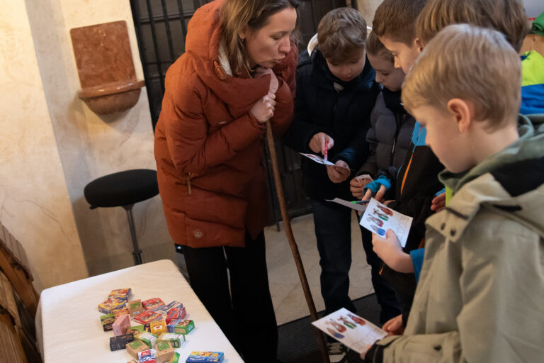 Nach dem Kreuzzeichen starten wir mit 4 verschiedenen Stationen: Wir besuchen Sara, die schon so alt ist, dass sie ganz schlecht hört.
