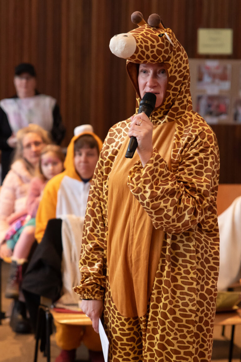 Jacky - ähm, die Giraffe natürlich - bittet uns, die Urkunden, die wir bei den Stationen bekommen haben, genauer anzusehen.