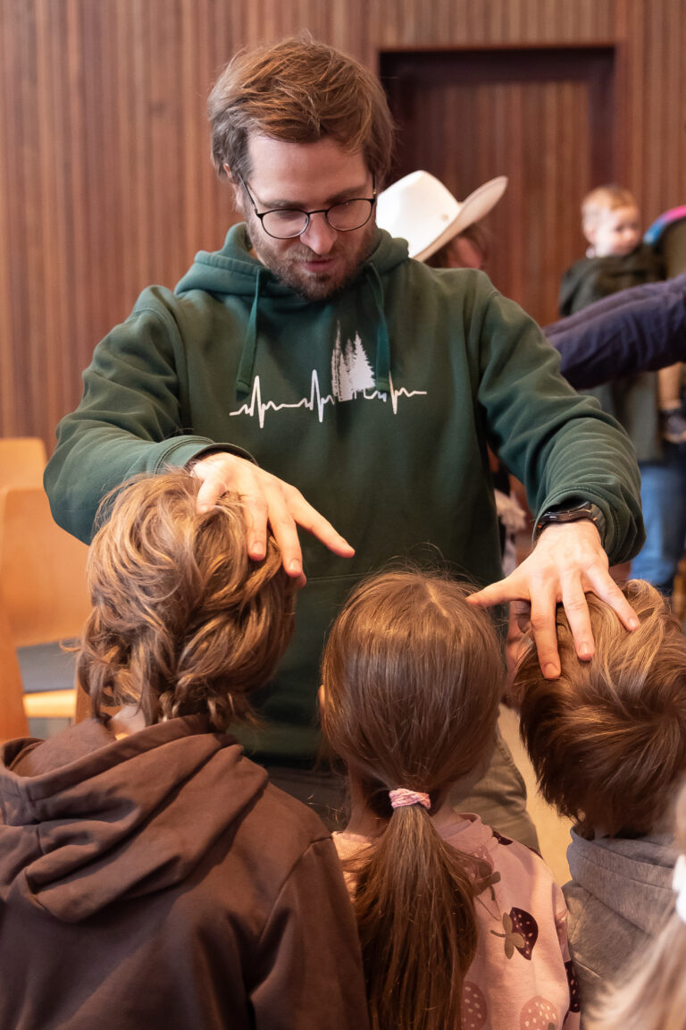und bitten, dass Gott ihnen immer zur Seite steht.
