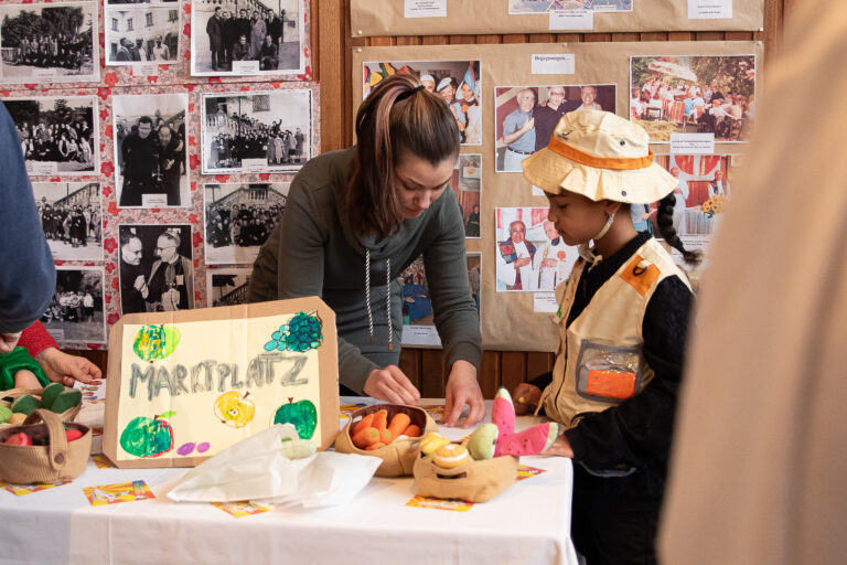 Wir helfen Moses, dem es echt schwer fällt, so komplizierte Wörter auszusprechen.