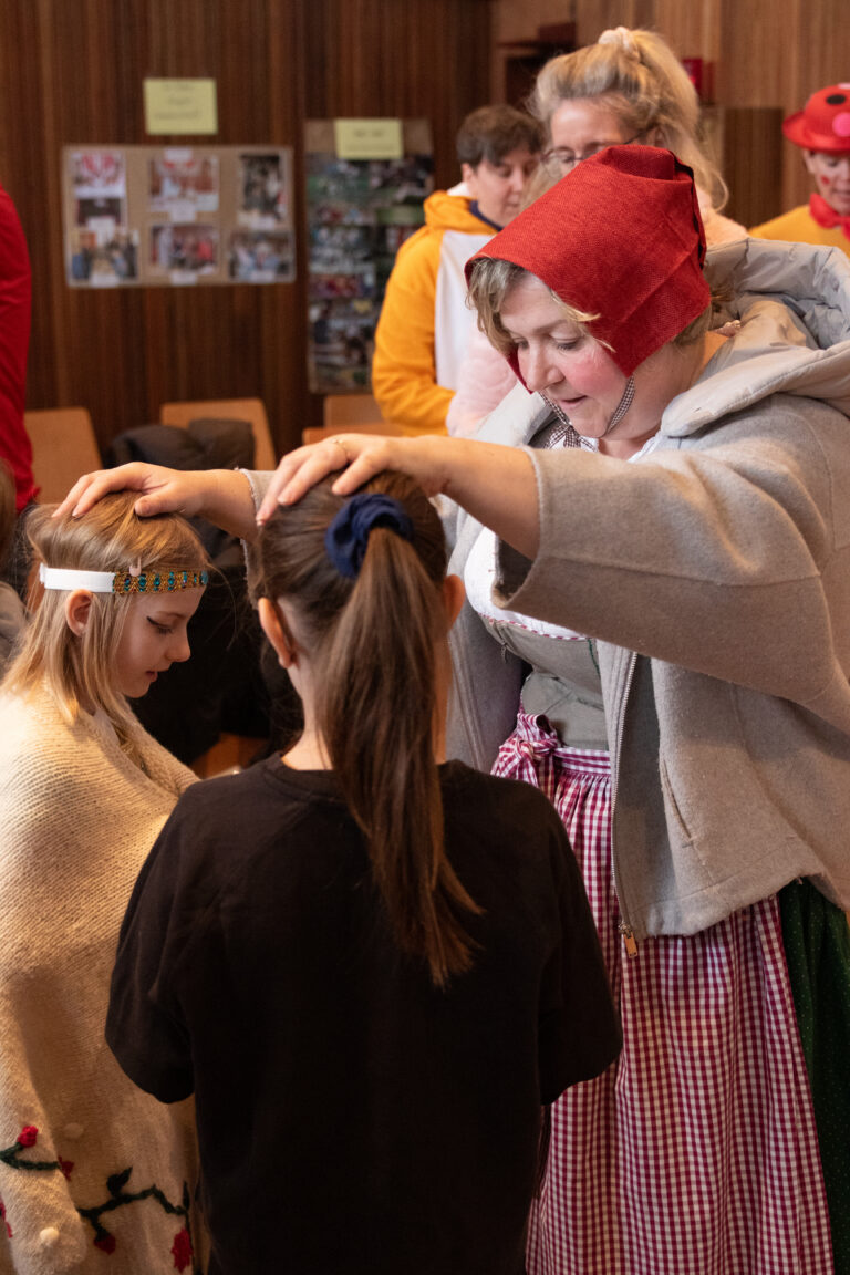 Dann segnen die Eltern ihre Kinder,