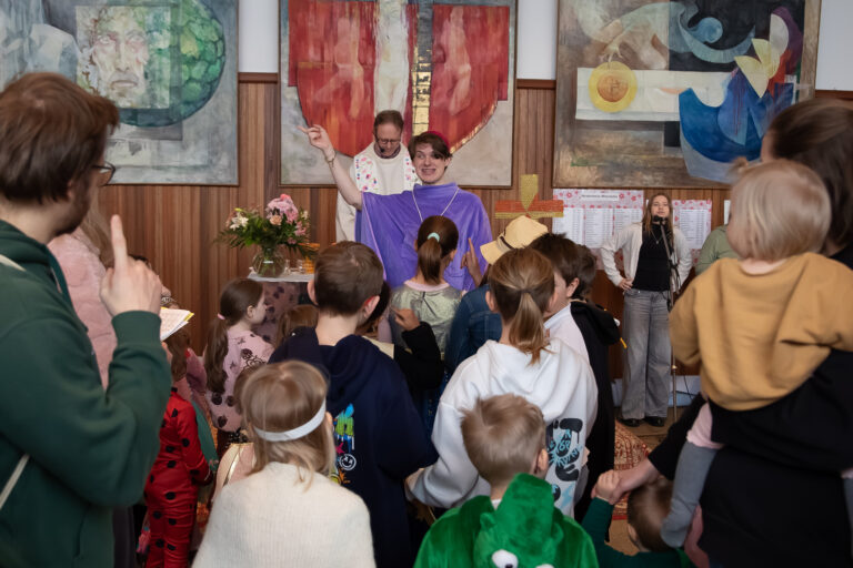 Wir singen einander zu: "Du bist spitze, du bist genial - so wie du bist, hat Gott dich ausgedacht!""