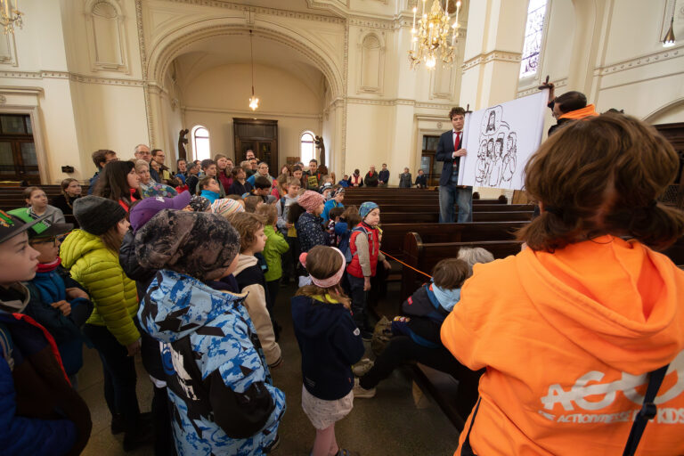 Auch Thomas hat gezweifelt: Jesus auferstanden? Das will ich persönlich sehen! Und als Jesus ihm wirklich gegenüber steht, da fühlt er sich ihm ganz nah