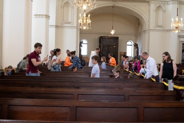 Auf den Spuren von Paulus bewegen wir uns zu bombastischen Vangelis-Klängen durch die Kirche