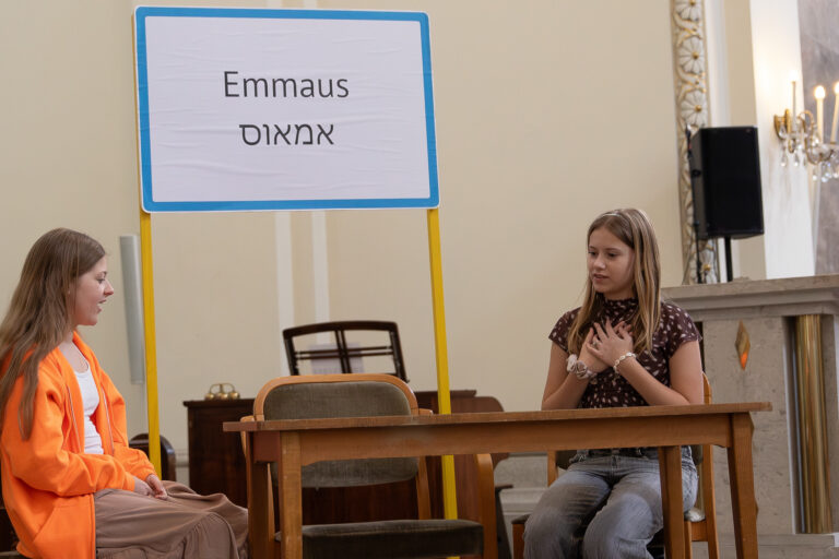 Nun begleiten wir die traurigen Emmaus-Jünger