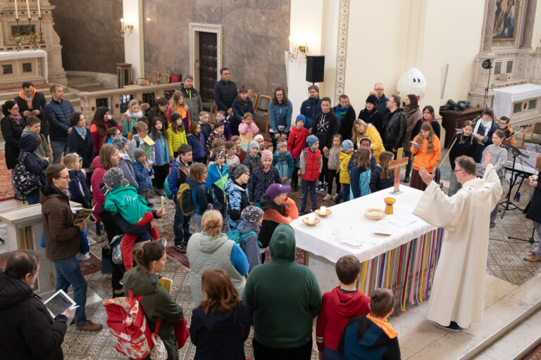 Und noch einen Weg gibt es für uns, Jesus ganz nah zu sein: in der Eucharistie