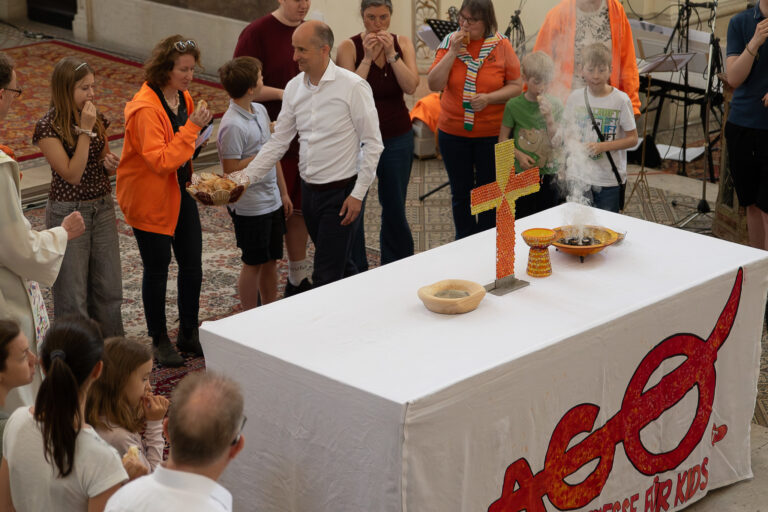 Und wie die Emmaus-Jünger essen wir gemeinsam Brot