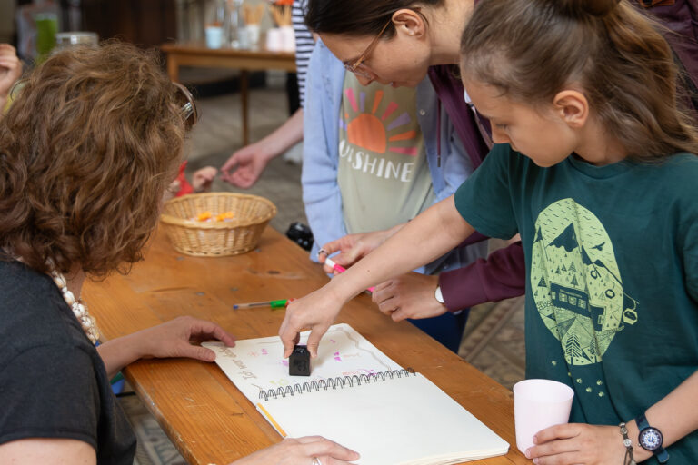 Nun noch der Eintrag ins Gästebuch und eine Stärkung - das war die AGO-Actiongottesdienst "Leise laut..."