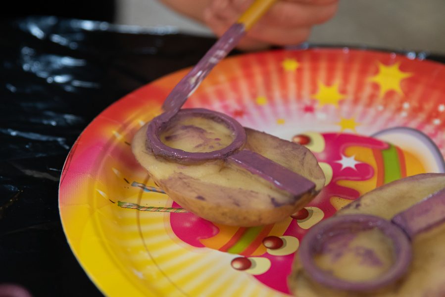 Zu Beginn stempeln wir Lupen mit Kartoffelstempeln ...