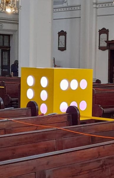 Dieses Mal stehen ja ganz komische Dinge in der Kirche herum, ein Riesenwürfel ...