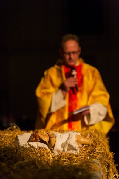 Gregor segnet uns, während das Jesuskind friedlich in seinem Strohbett liegt.