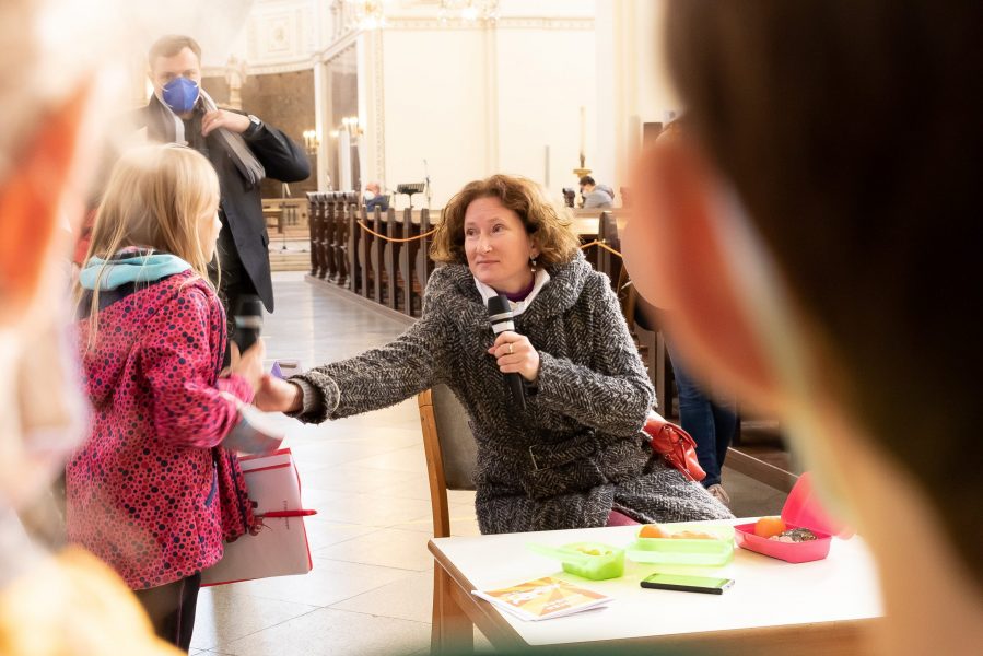 ... starten wir in die AGO-Messe mit einem Theaterstück. 
Eine einzelne Person hat ganz schön viele Bezeichnungen, je nachdem in welcher Rolle sie gerade ist: Mausi, Mama, Ilse, Frau Doktor ...