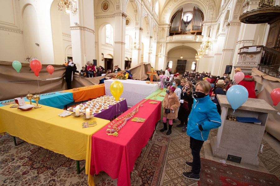 Oooh! Eine Festtafel für uns alle!