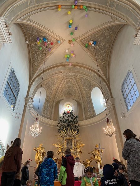 Zum Schluss lassen wir noch Luftballons mit unseren Segensbitten zu Gott steigen. Ver-rücke uns!