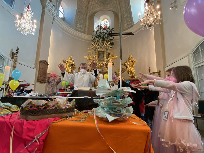 Gott ist bei dieser ver-rückenden Festtafel unser Mittelpunkt.