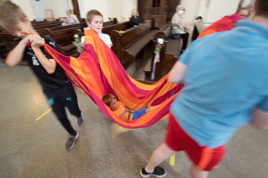 Da gibt's doch so eine Geschichte in der Bibel von einem, der nicht gehen konnte ... Seine Freunde wollten ihn zu Jesus bringen, damit der ihn heilen kann.