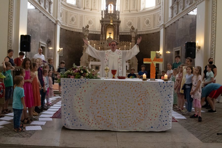 Dann beginnt die Eucharistiefeier.