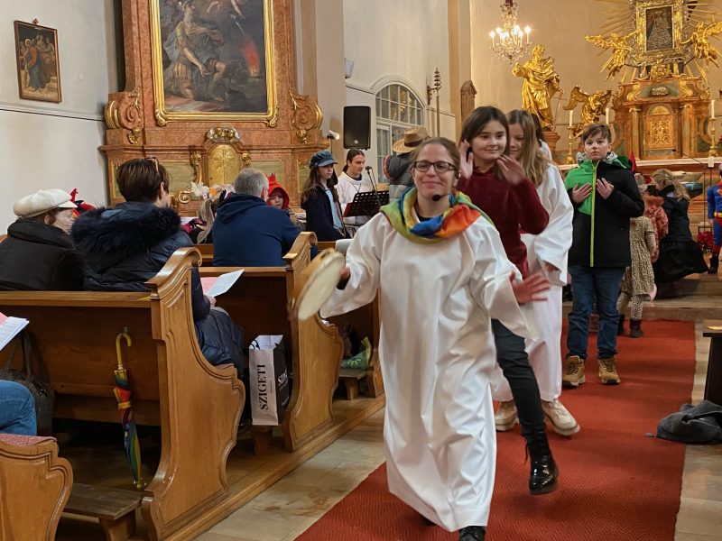 Gemeinsam ziehen wir hinter Miriam durch die Kirche und singen "Miriam schlug auf die Pauke!"