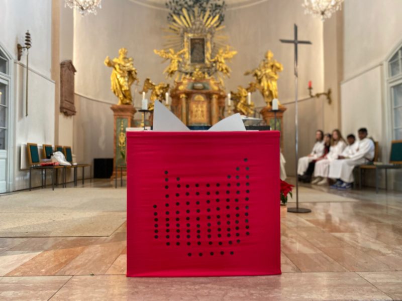 Öhm - was steht denn da mitten in der Kirche? Ist das eine .... Tonie-Box?!