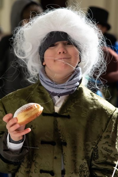 Mozart lässt sich den Krapfen schmecken.