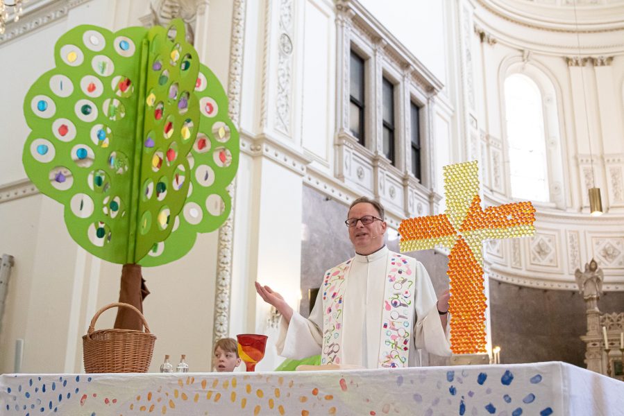 Soo prächtige bunte Früchte trägt unser Baum jetzt!