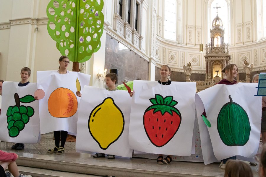 Wie ist das mit uns Menschen? Was sind denn da so "Früchte"? Das erklären uns diese frechen Früchtchen!