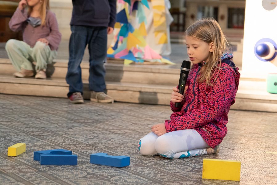 Genauso Annika, sie ist zu wütend, um die Entschuldigung anzunehmen. Hinterher tut ihr das sehr leid.