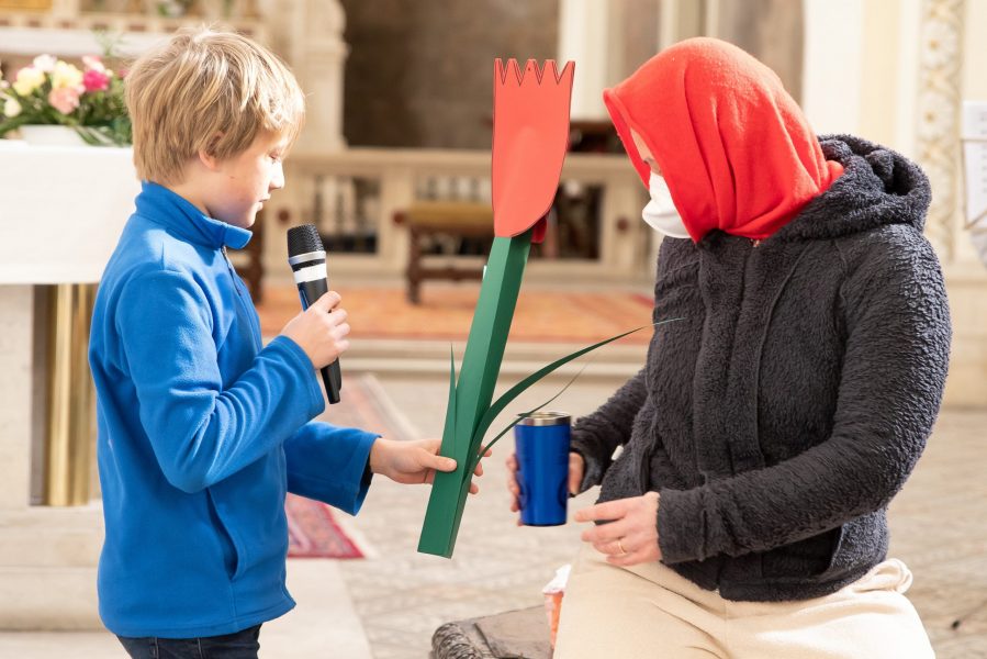 Anderen Menschen Liebe und Aufmerksamkeit schenken, gerade wenn es ihnen nicht so gut geht, ist auch eine wichtige Seite der Liebe.