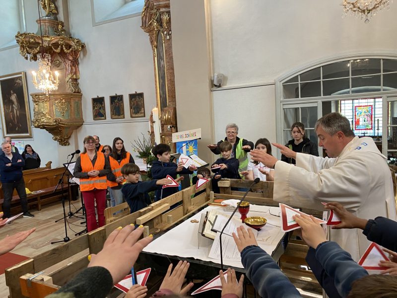 Jetzt kann die Eucharistiefeier beginnen.